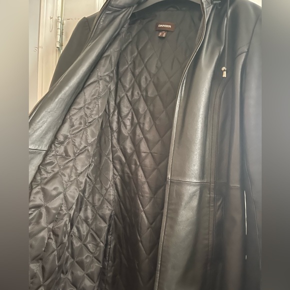 Danier leather jacket with hood (black) - Picture 4 of 4